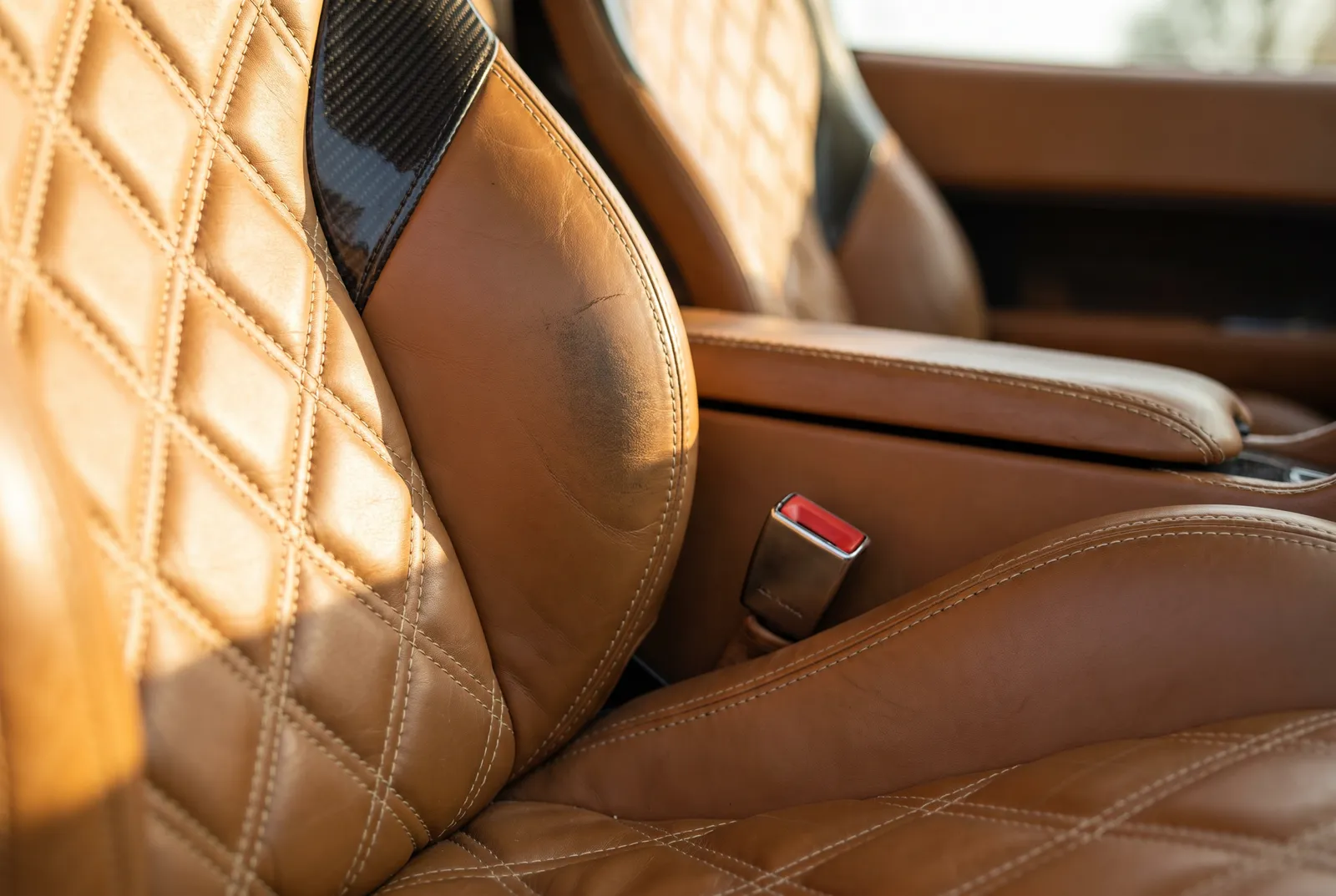 Detail van een McLaren Grand tourer