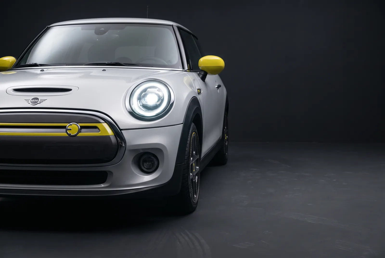 Detail van een Mini Cooper SE