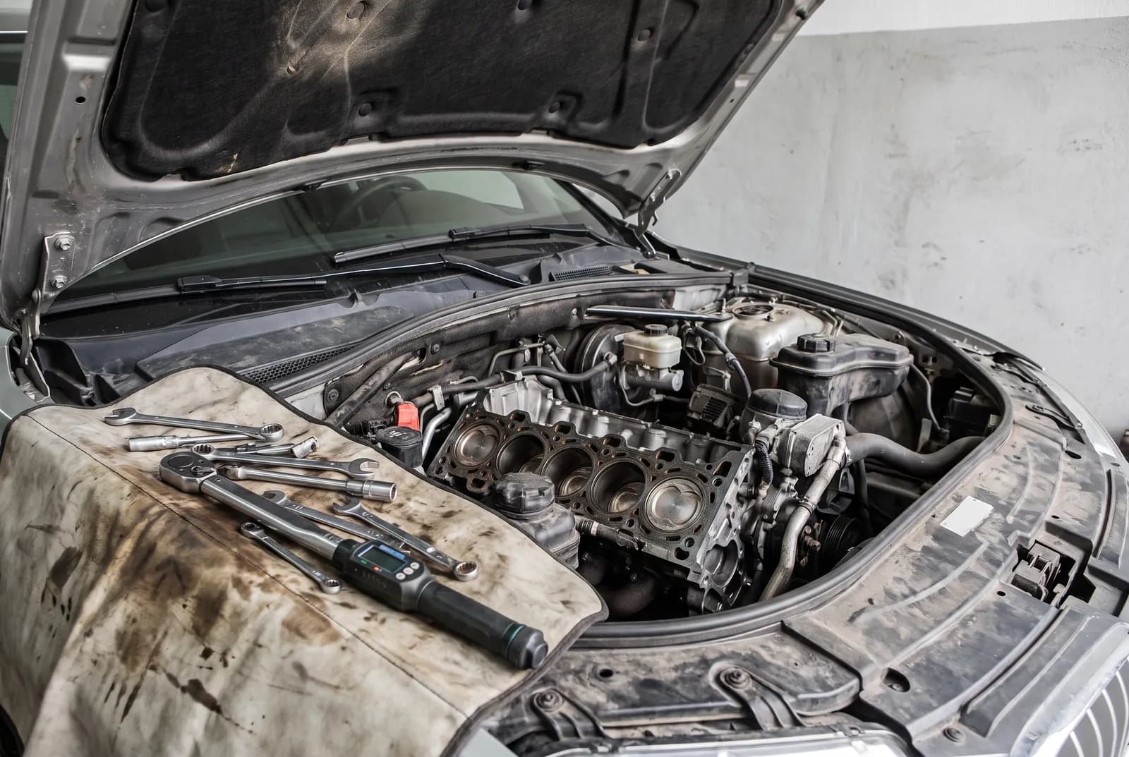 Detail van een Schade auto Motorschade